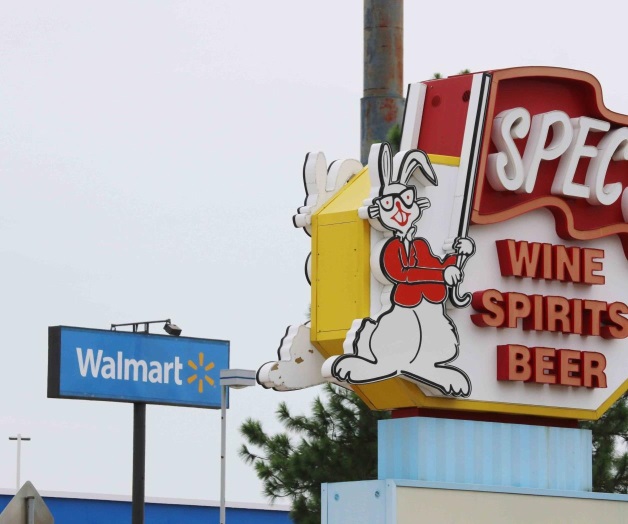 Walmart en batalla por licencia de licores