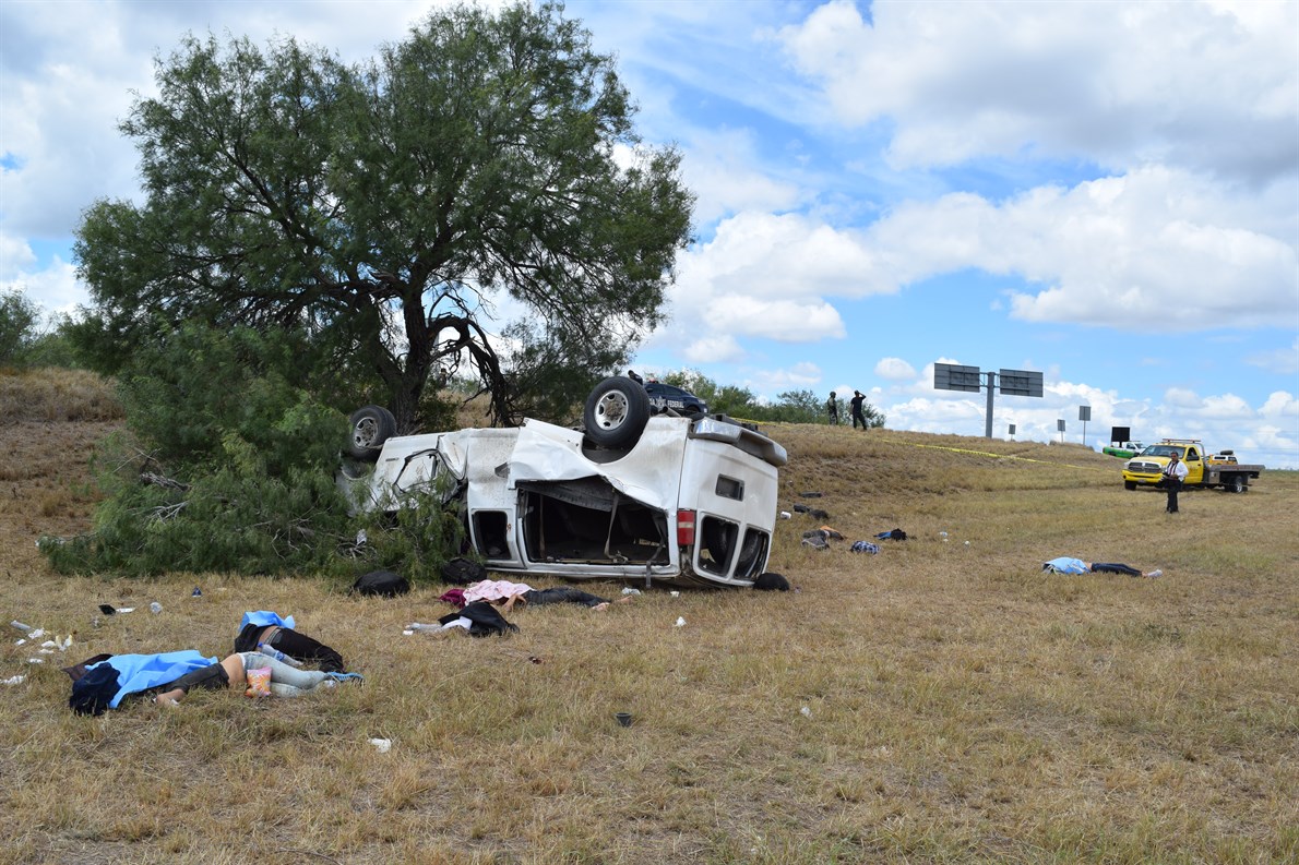 ESCENA. Arriba, los heridos al momento de recibir atención y los fallecidos regados en el pasto. A la derecha la trayectoria mortal de la camioneta.