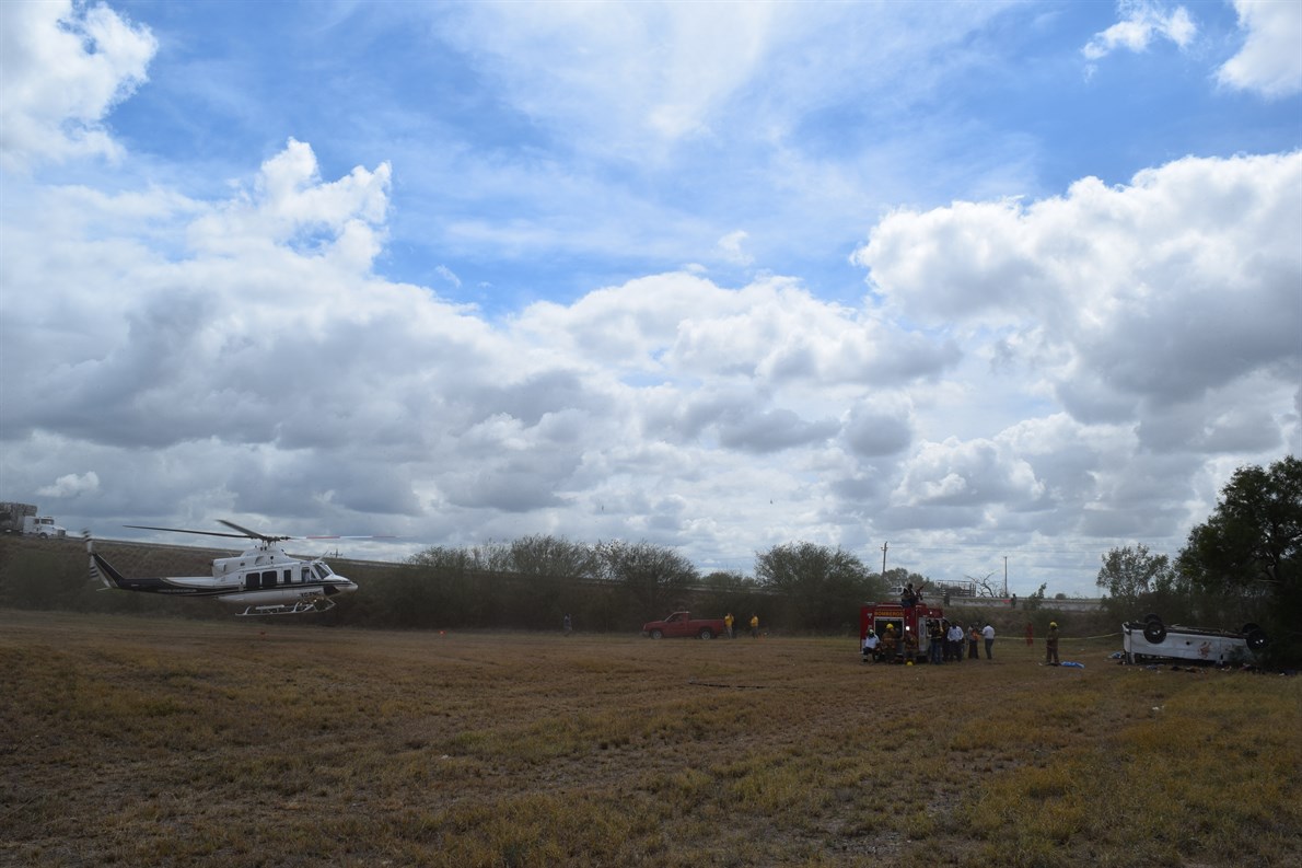 HELICÓPTERO. Una aeronave del Gobierno de Nuevo León aterriza en el lugar del accidente, donde perdieron la vida cinco inmigrantes centroamericanos en busca del sueño americano.