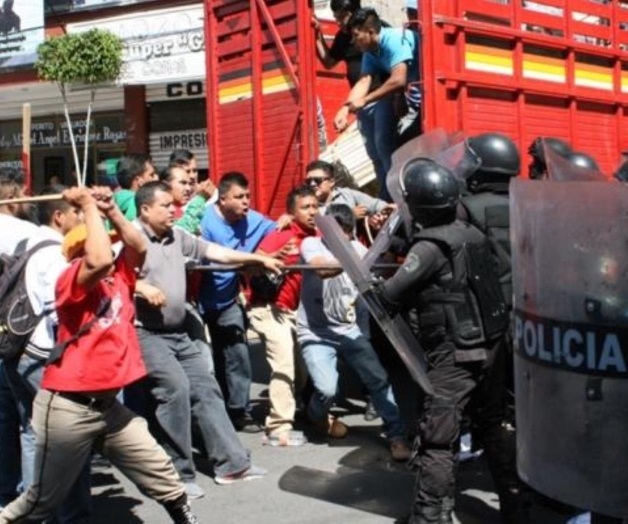 Antorchistas riñen con los policías de Ecatepec