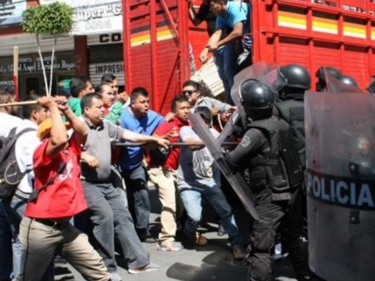 Antorchistas riñen con los policías de Ecatepec Antorchistas riñen con los policías de Ecatepec