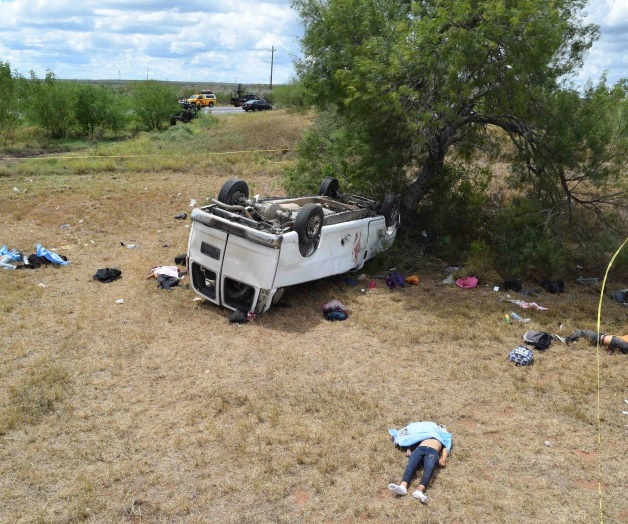 Muere sueño en carretera; Vuelca camioneta con migrantes