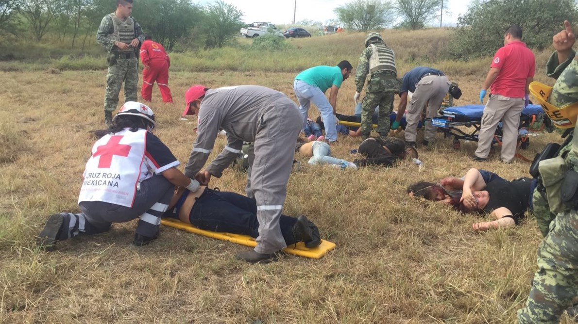 ESCENA. Arriba, los heridos al momento de recibir atención y los fallecidos regados en el pasto. A la derecha la trayectoria mortal de la camioneta.