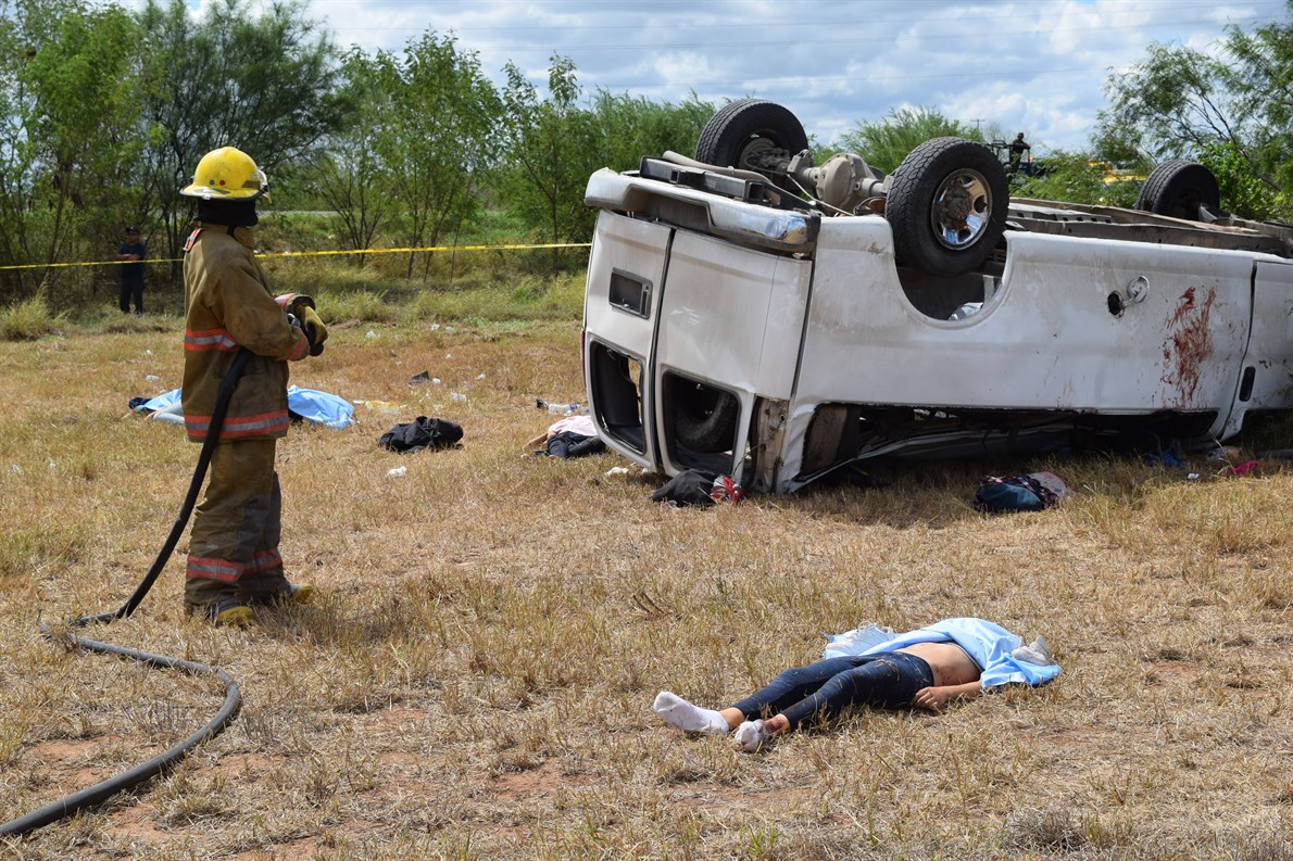 ATENTO. Un bombero ante el cuerpo de la menor que murió en manos de un civil que intentó salvarla.