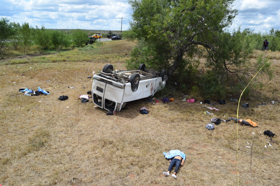 PANORÁMICA. En la imagen se aprecia la dimensión de la tragedia, con los cuerpos de las cinco víctimas alrededor de la camioneta volcada.