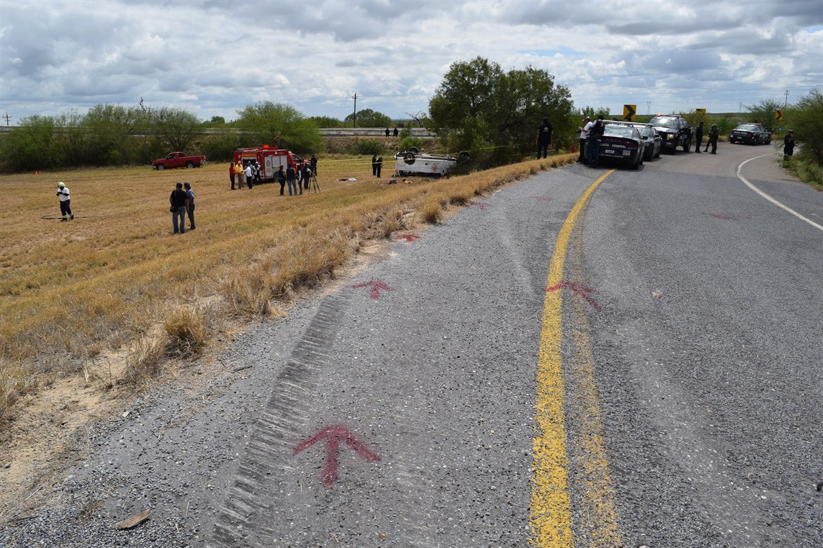 ESCENA. Arriba, los heridos al momento de recibir atención y los fallecidos regados en el pasto. A la derecha la trayectoria mortal de la camioneta.