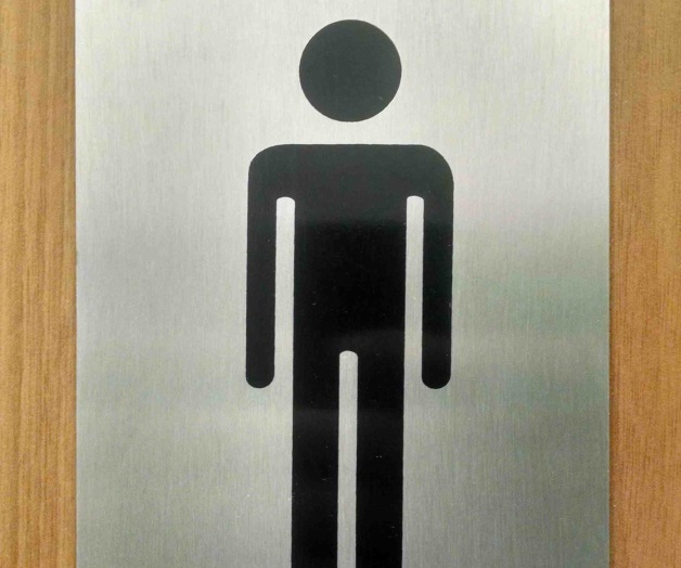 Joven transexual exige usar baño de varones