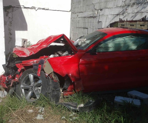 Despedazasu Mustang. Evita chocar contra otro auto Despedazasu Mustang. Evita chocar contra otro auto
