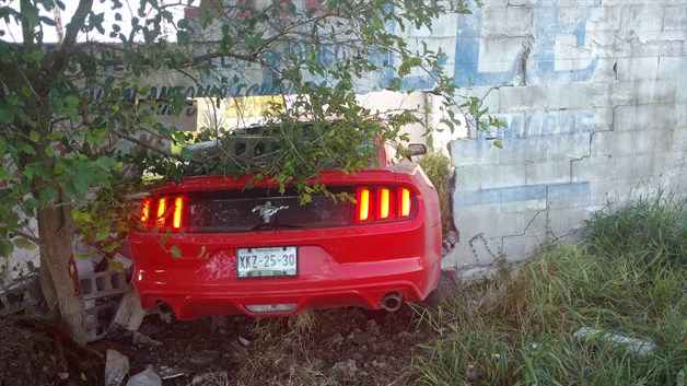 Despedazasu Mustang. Evita chocar contra otro auto Despedazasu Mustang. Evita chocar contra otro auto