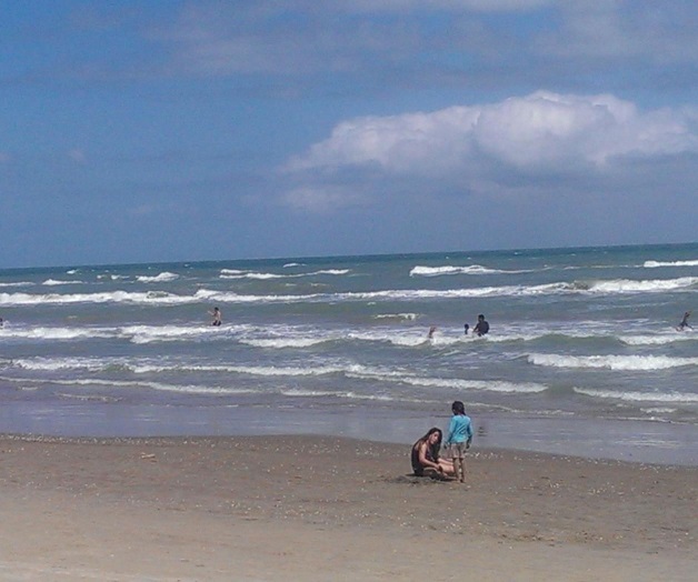 Triplican muestreosde agua en la playa. Descartan exista aún marea roja