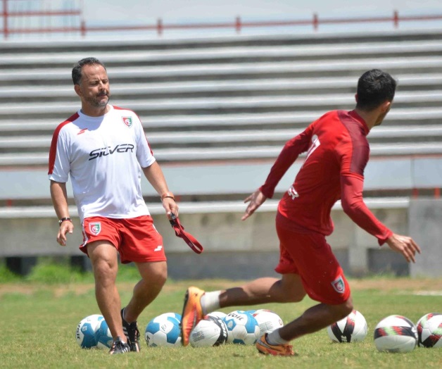 ¡Les falta meterla!