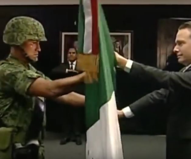 Cesan a soldado que arrebató bandera a Manuel Velasco