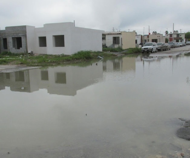 Perjudica la falta de drenaje a Las Flores; Acceso truncado a fraccionamiento Perjudica la falta de drenaje a Las Flores; Acceso truncado a fraccionamiento