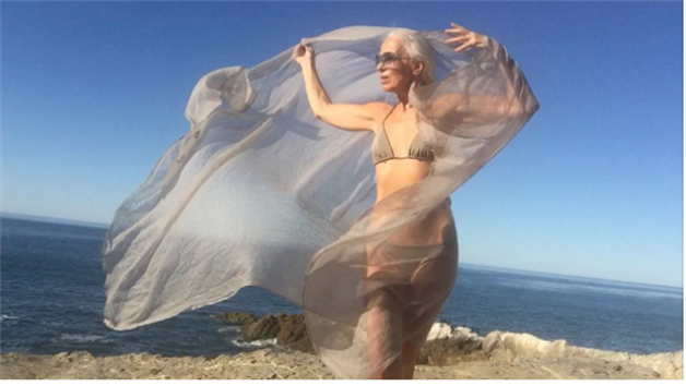 La abuela más sexi del mundo: una modelo de 60 años desafía las pasarelas con su belleza