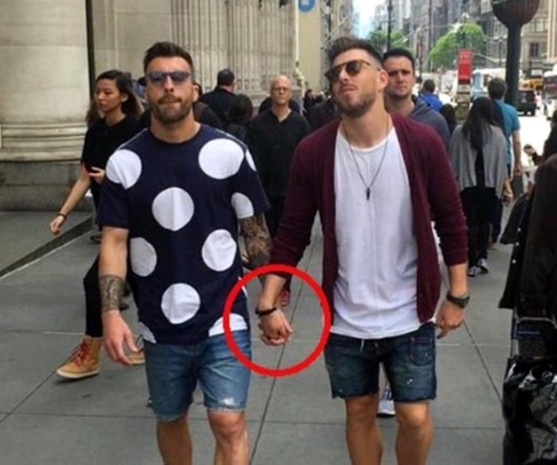 Captan a futbolistas agarrados de la mano