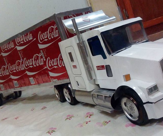 Sacan figuras de las latas