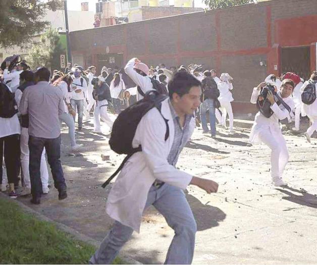 Reprobados en Universidad Michoacana afectan con su paro a 50 mil alumnos