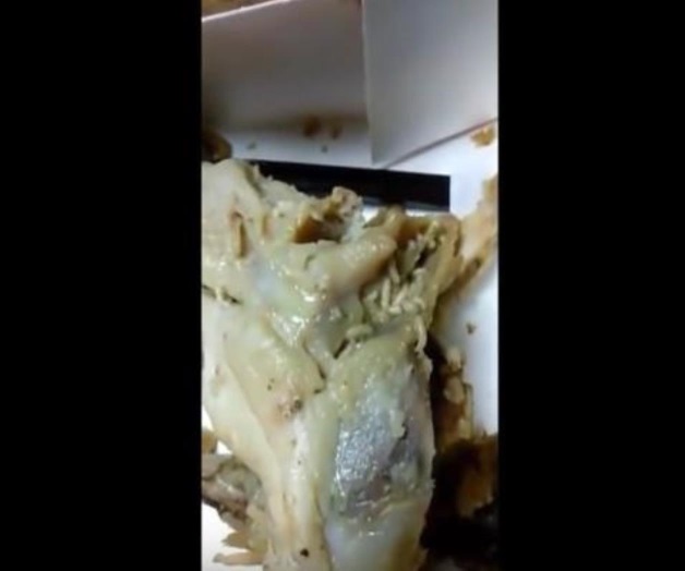 Señalan presunta presencia de gusanos en pollo de KFC Señalan presunta presencia de gusanos en pollo de KFC