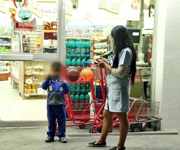 Encañona a un niño en asalto a farmacia