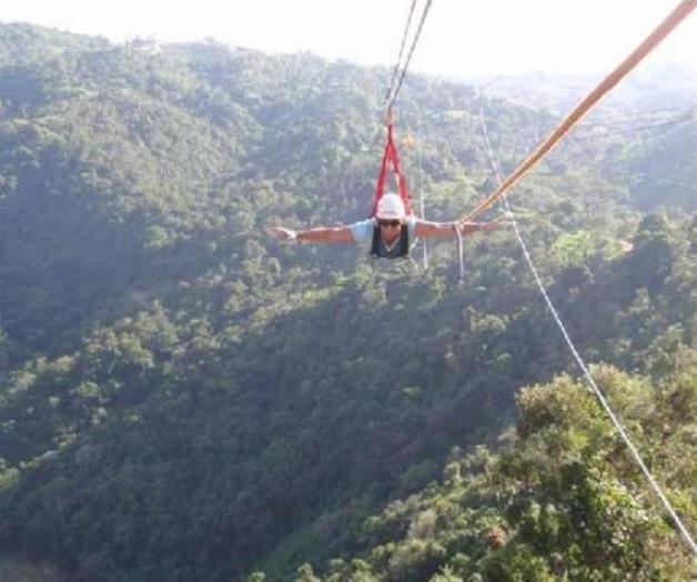Mujer muere al caer de tirolesa en Puerto Rico Mujer muere al caer de tirolesa en Puerto Rico