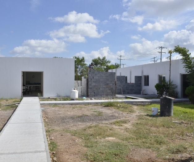 Cuidan abuelitos para construir una casa hogar