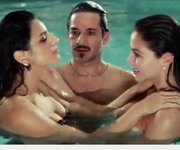 Aislinn Derbez da su primer beso lésbico