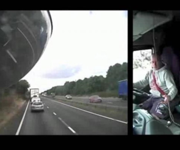 Choca y mata a familia entera por distraerse con el celular