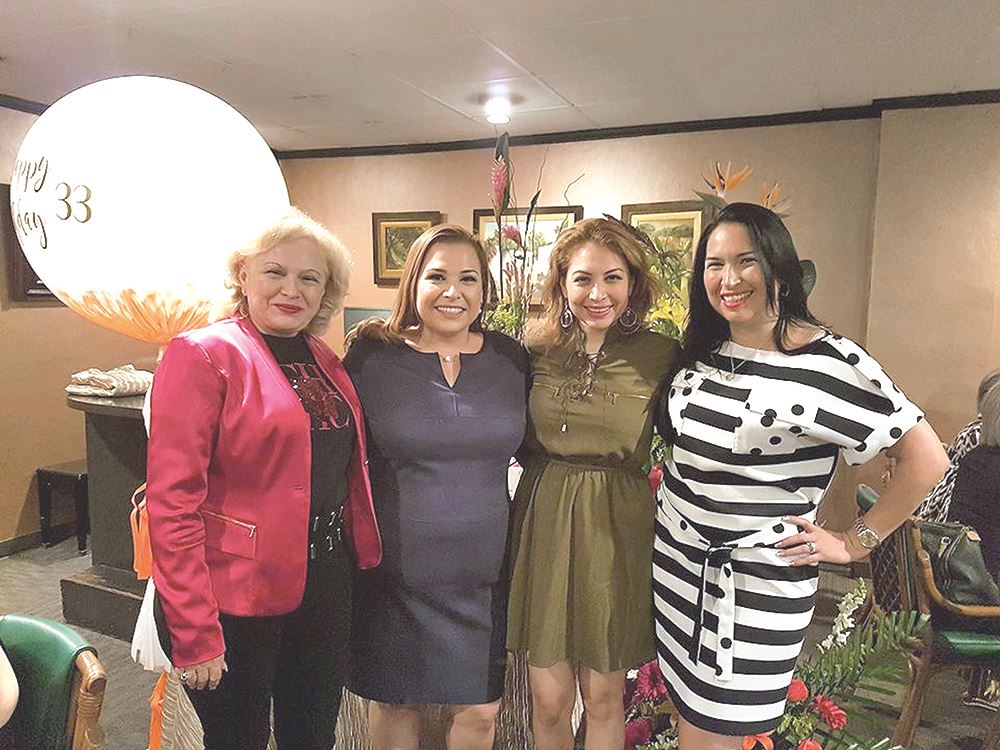 FAMILIA. Lupita Martínez, Brenda, Vanesa y Paola Ku celebran alegre mañana.