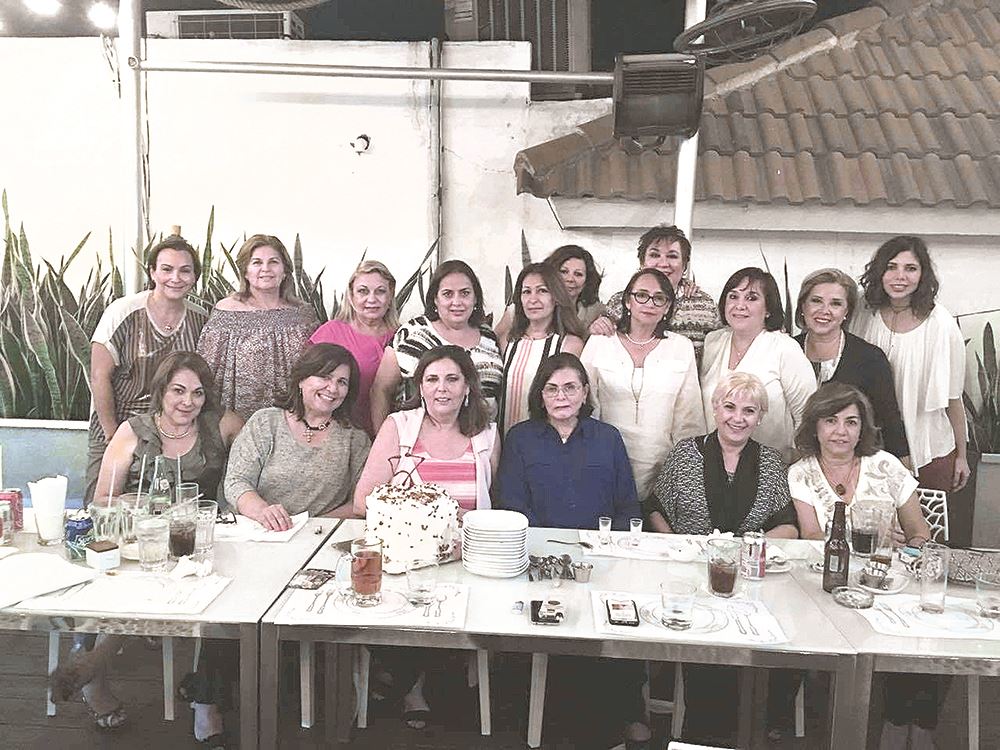 LA FELICITAN. Festejan a Tere de Salinas.