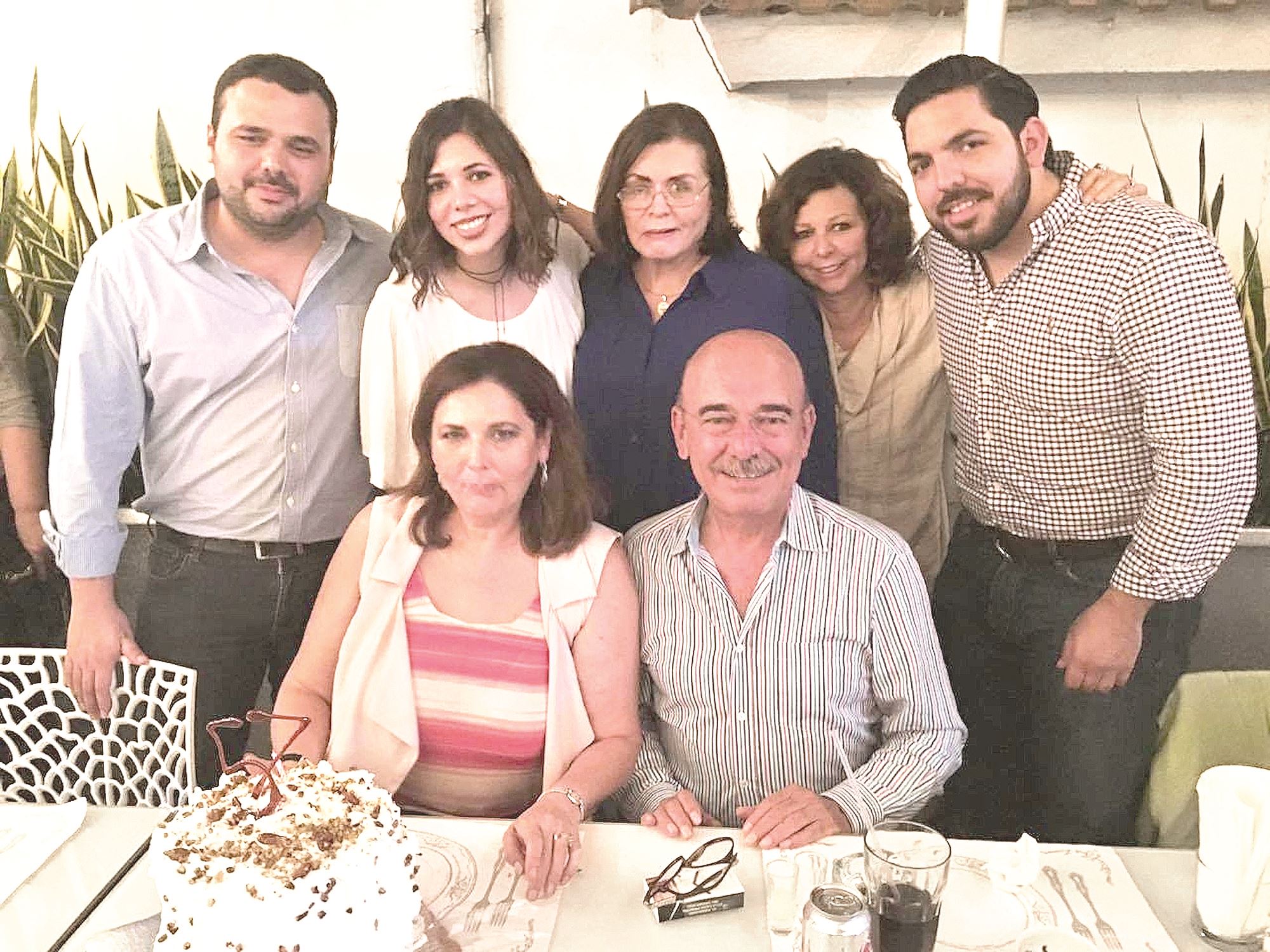 LA CONSIENTEN. Tere Cantú junto a su familia.