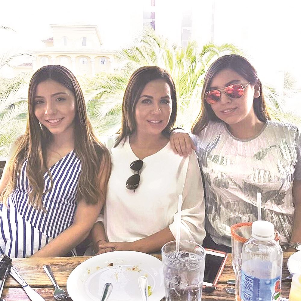 FELIZ. Miriam Villarreal felicitada por sus hijas Marifer y Paulina.