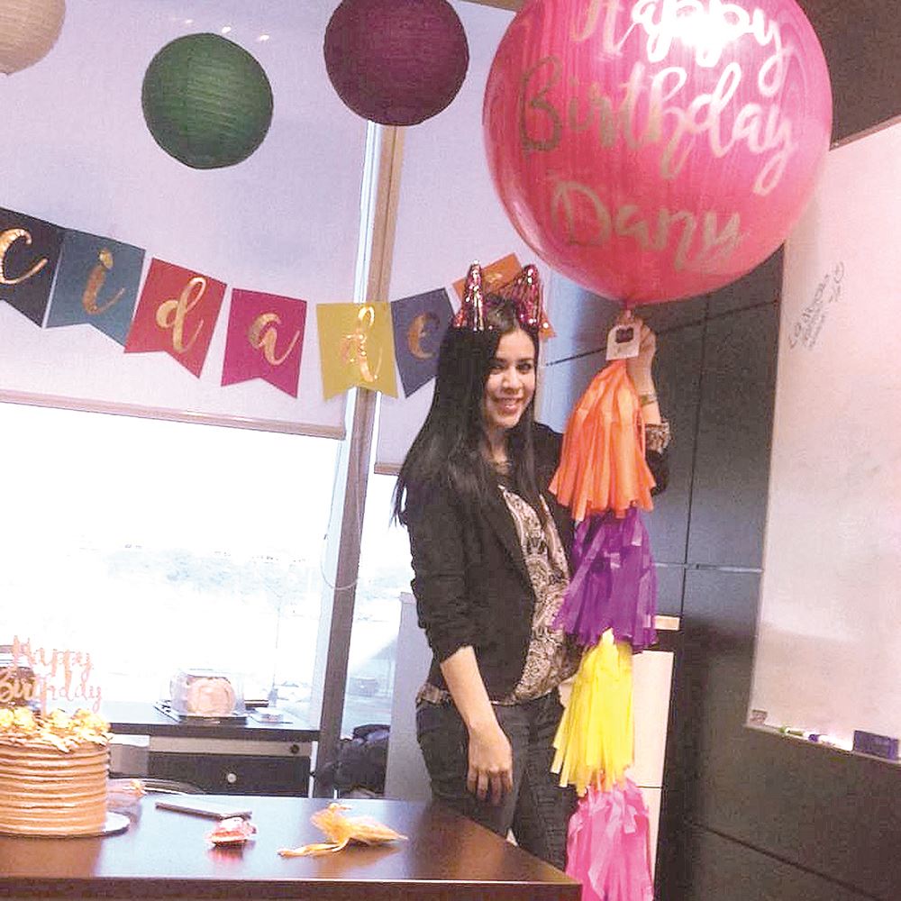 FESTEJADA. A Daniela Rodríguez le cantan Happy Birthday.