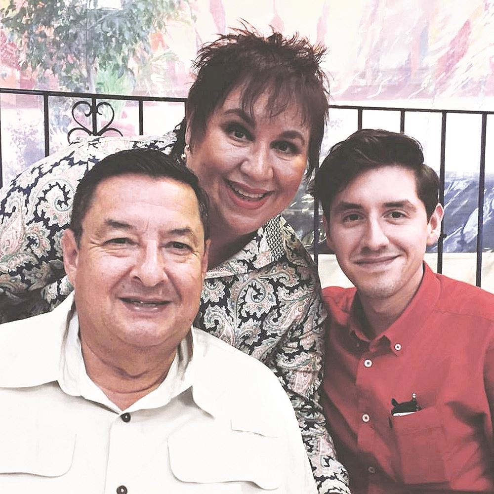 ELLOS. Festejan a su esposa y mamá.