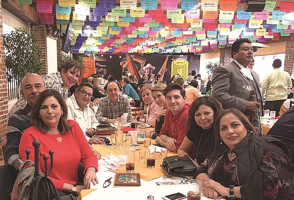 EN MÉXICO. Amigos aprovechan y celebran el cumpleaños de María Aurora Ramírez de Durán.