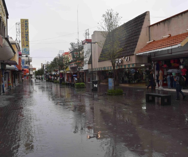 Interrumpe aguaceroactividad comercial Interrumpe aguaceroactividad comercial