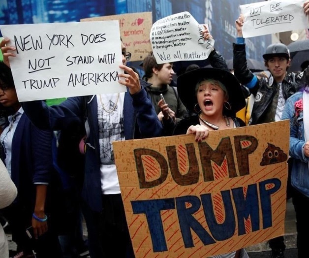 Neoyorquinos se manifiestan contra Trump Neoyorquinos se manifiestan contra Trump
