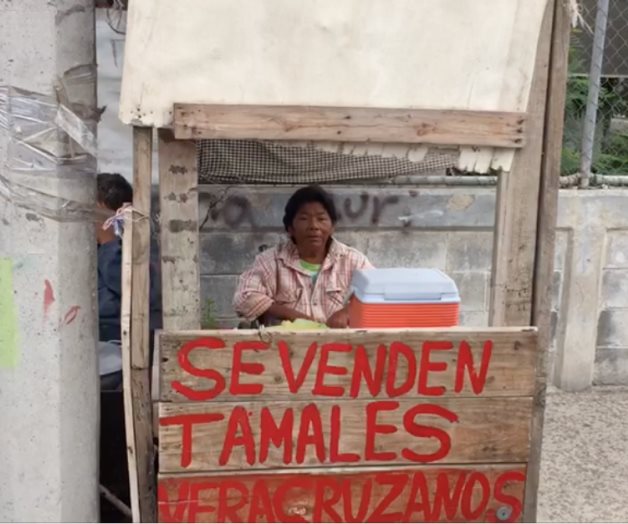 Mujer con discapacidad prepara y vende tamales en Reynosa