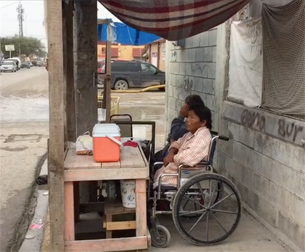 Mujer con discapacidad prepara y vende tamales en Reynosa