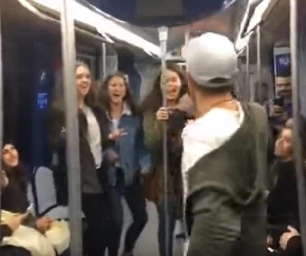 Video: Pasajeros cantan y bailan La Bicicleta en el Metro
