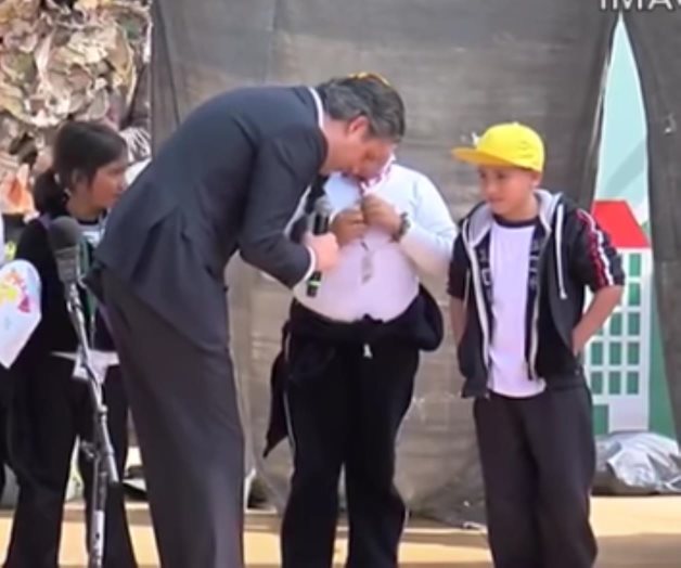 Suspenden de primaria a niña que corrigió a Nuño; Se dice leer... Suspenden de primaria a niña que corrigió a Nuño; Se dice leer...