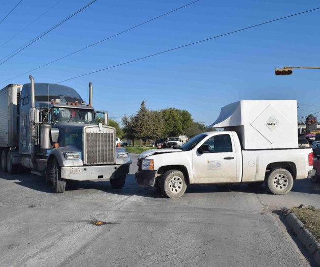 Da vuelta prohibiday provoca accidente