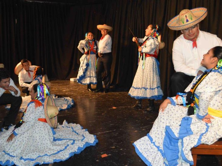 Celebran bailando Celebran bailando