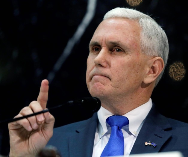 Abuchean a Mike Pence