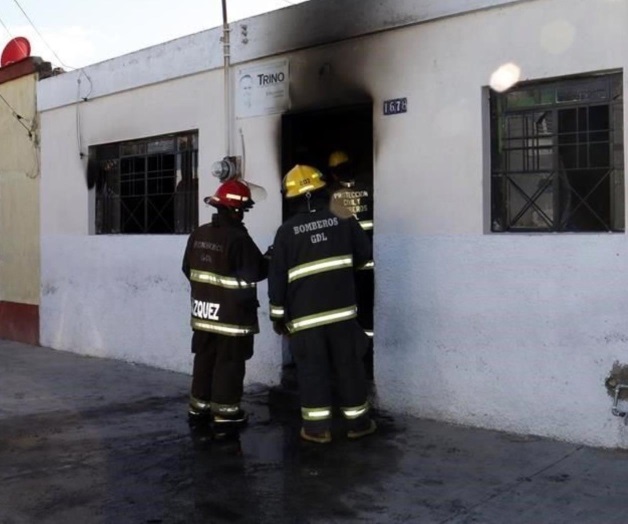 Rescatan a niños de incendio