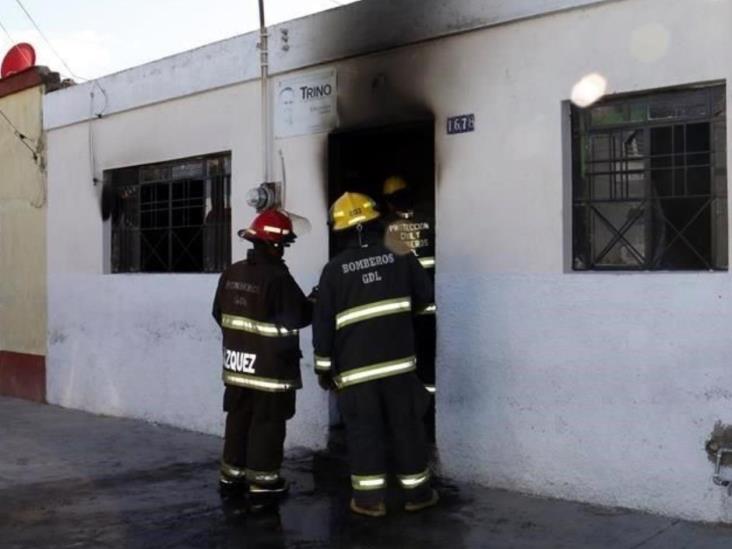 Rescatan a niños de incendio Rescatan a niños de incendio