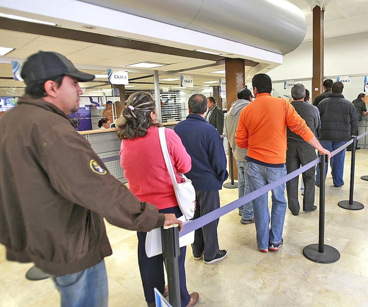 Cierran bancos operaciones este lunes