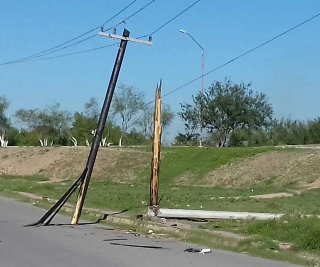 Hacen pedazos dos postes en choque Hacen pedazos dos postes en choque