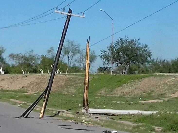 Hacen pedazos dos postes en choque Hacen pedazos dos postes en choque