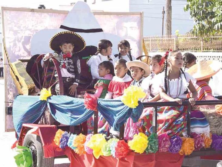 Participan más de treinta representaciones en desfile Participan más de treinta representaciones en desfile