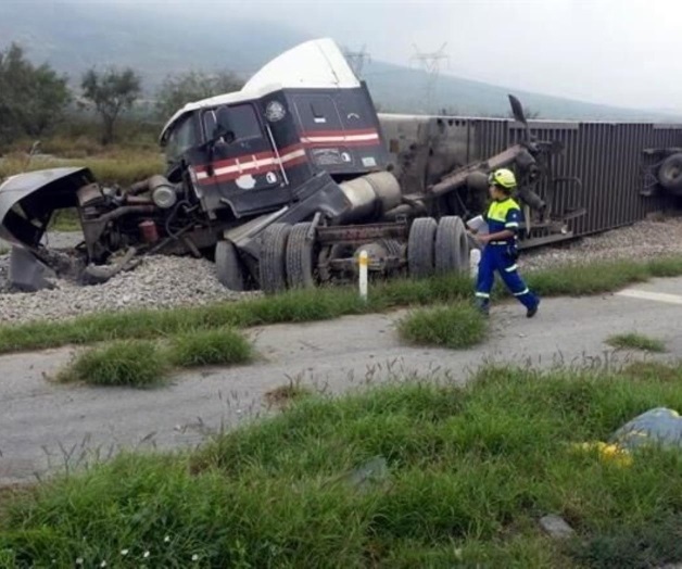 Tráiler se queda sin frenos y vuelca Tráiler se queda sin frenos y vuelca